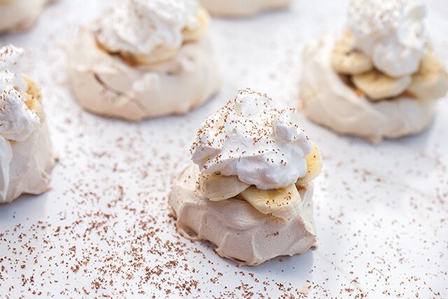 Mini Banoffee Pavlovas | www.spachethespatula.com #recipe