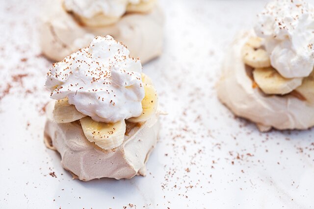 Mini Banoffee Pavlovas | www.spachethespatula.com #recipe