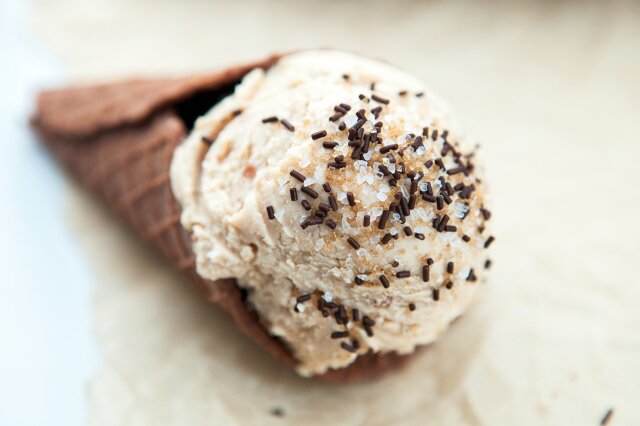 Fluffy Peanut Butter and Honey Ice Cream with Chocolate Waffle Cones | www.spachethespatula.com #recipe