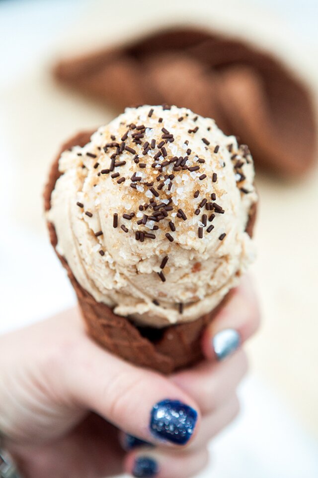 Fluffy Peanut Butter and Honey Ice Cream with Chocolate Waffle Cones | www.spachethespatula.com #recipe