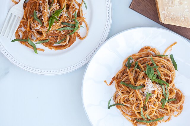 Heirloom Tomato and Basil Pasta Sauce | www.spachethespatula.com #recipe