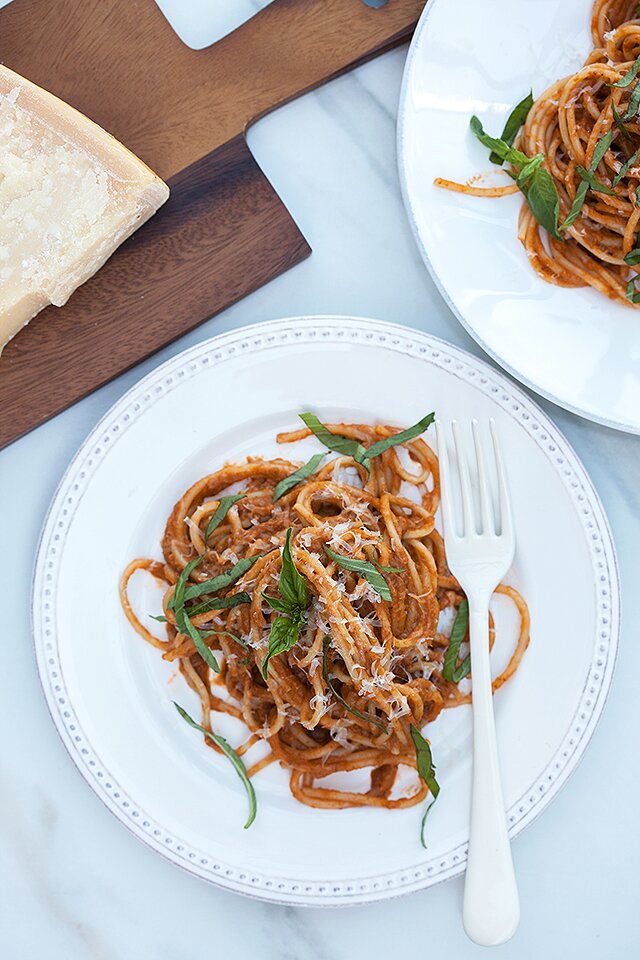 Heirloom Tomato and Basil Pasta Sauce | www.spachethespatula.com #recipe