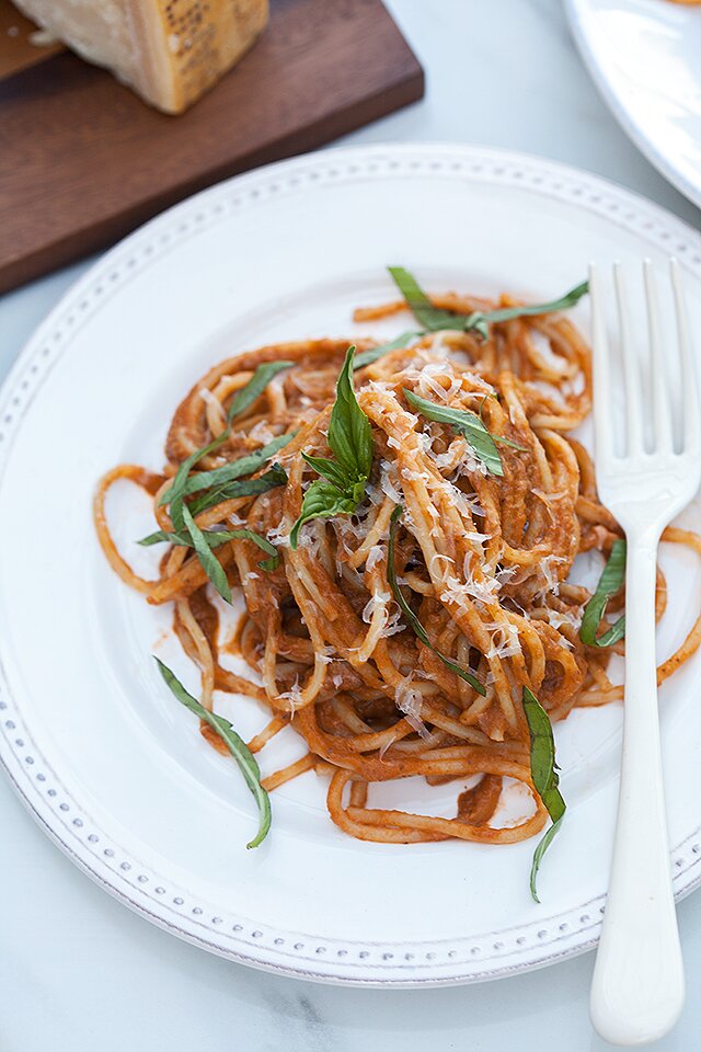 Heirloom Tomato and Basil Pasta Sauce | www.spachethespatula.com #recipe