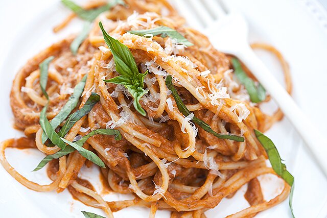 Heirloom Tomato and Basil Pasta Sauce | www.spachethespatula.com #recipe