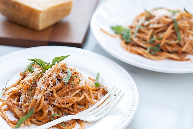 Heirloom Tomato and Basil Pasta Sauce | www.spachethespatula.com #recipe