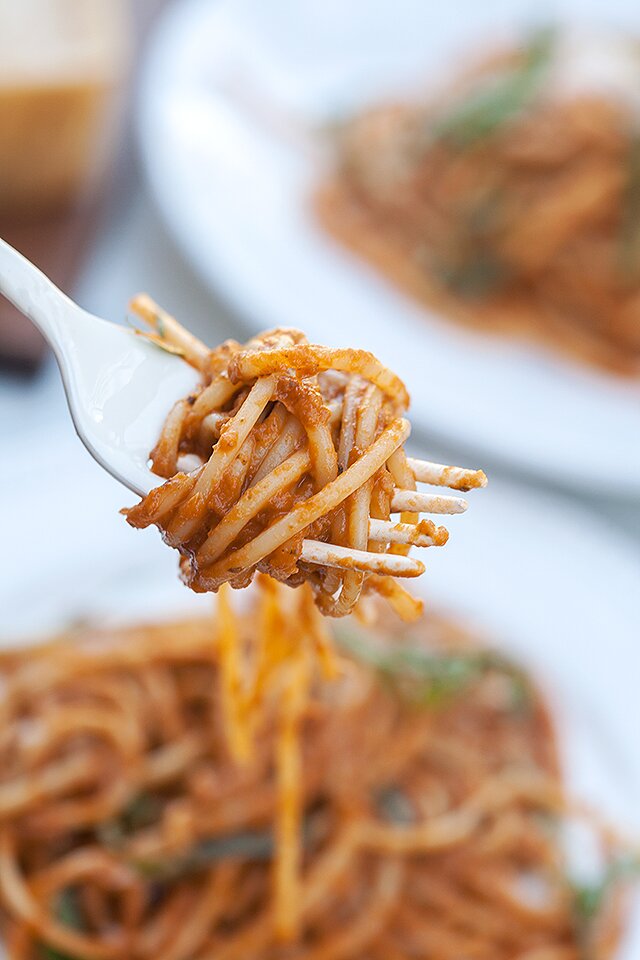 Heirloom Tomato and Basil Pasta Sauce | www.spachethespatula.com #recipe