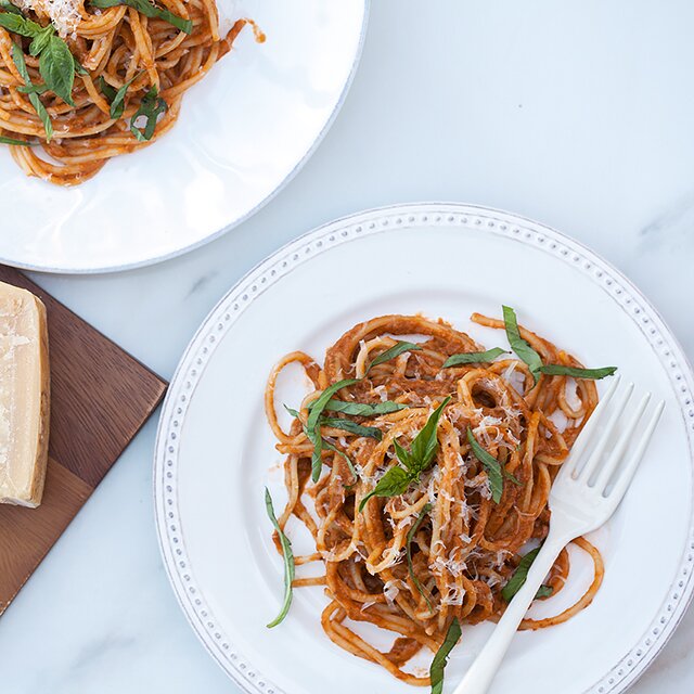 Heirloom Tomato and Basil Pasta Sauce | www.spachethespatula.com #recipe