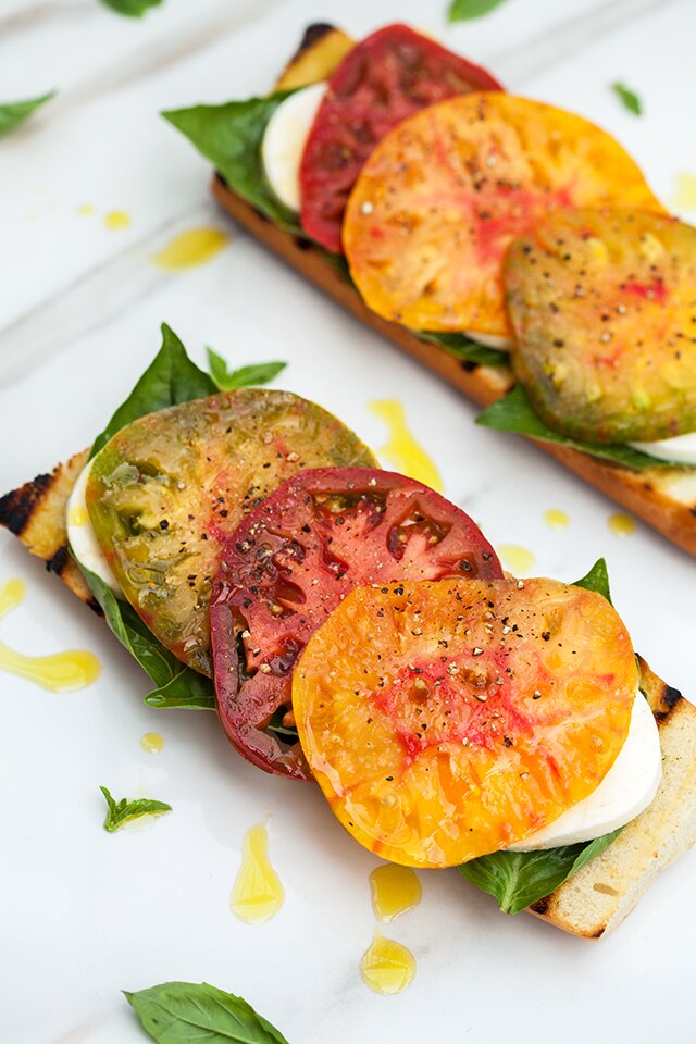 Heirloom Caprese Toasts with Truffle Salt | www.spachethespatula.com #recipe