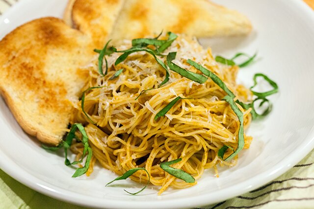 Heirloom Tomato and Basil Pasta Sauce | www.spachethespatula.com #recipe