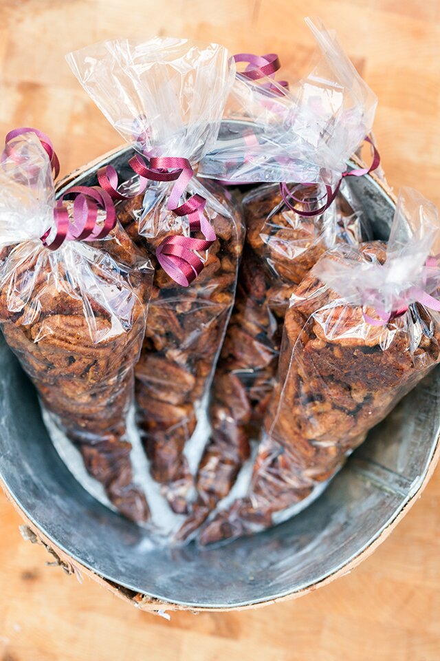 Spiced Pumpkin Pecans: super crunchy, and contain real pumpkin! | www.spachethespatula.com