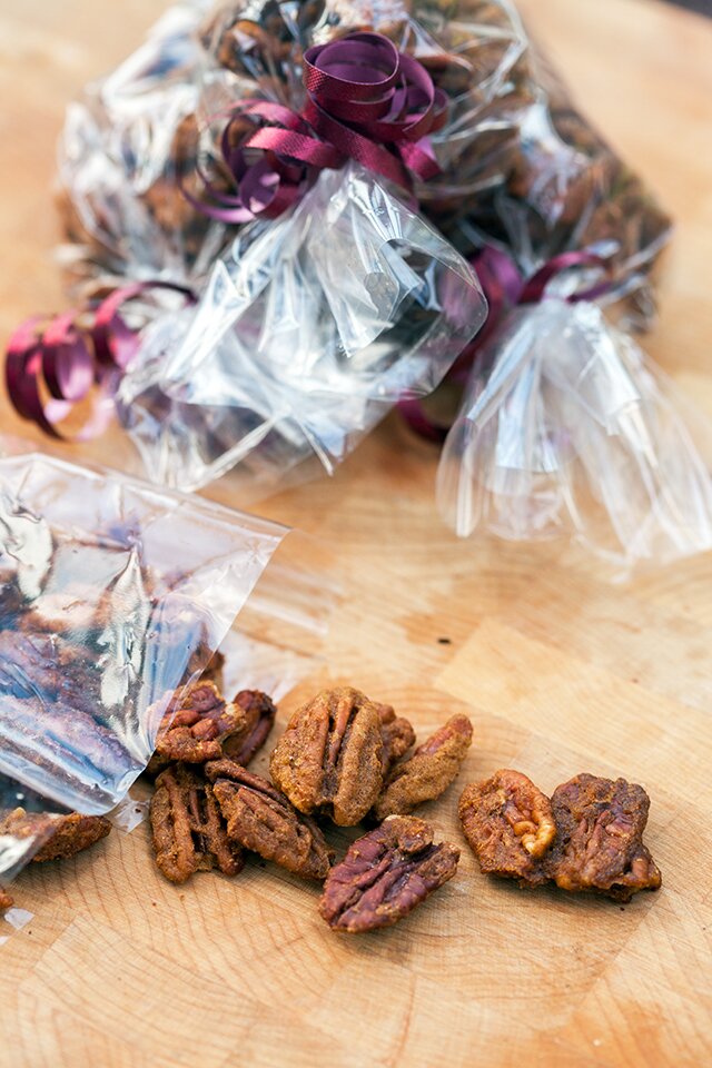 Spiced Pumpkin Pecans: super crunchy, and contain real pumpkin! | www.spachethespatula.com