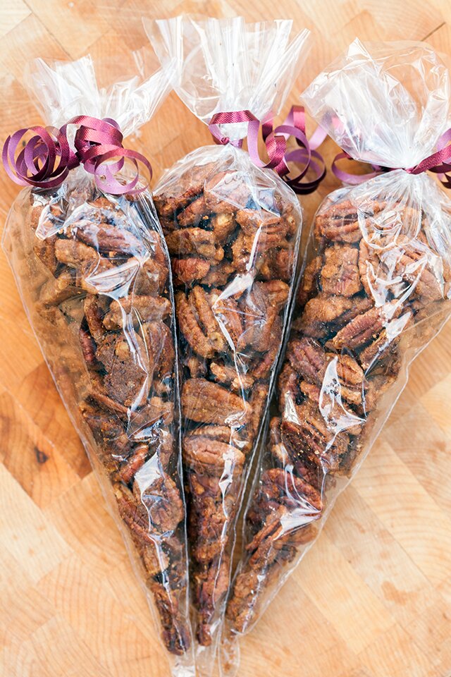 Spiced Pumpkin Pecans: super crunchy, and contain real pumpkin! | www.spachethespatula.com