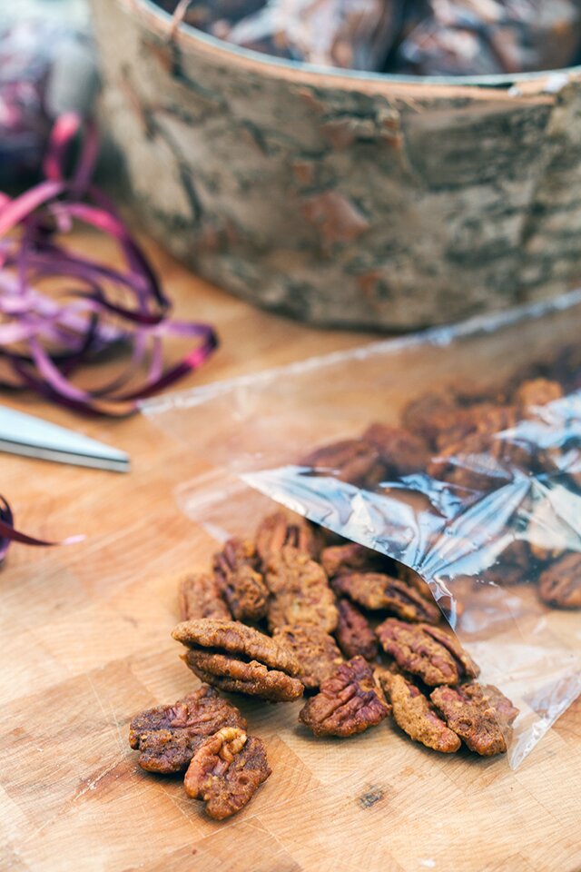 Spiced Pumpkin Pecans: super crunchy, and contain real pumpkin! | www.spachethespatula.com