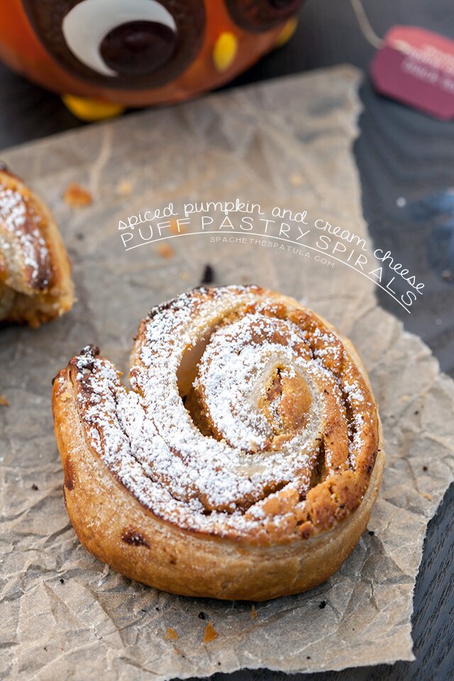 Spiced Pumpkin and Cream Cheese Puff Pastry Spirals | www.spachethespatula.com #recipe