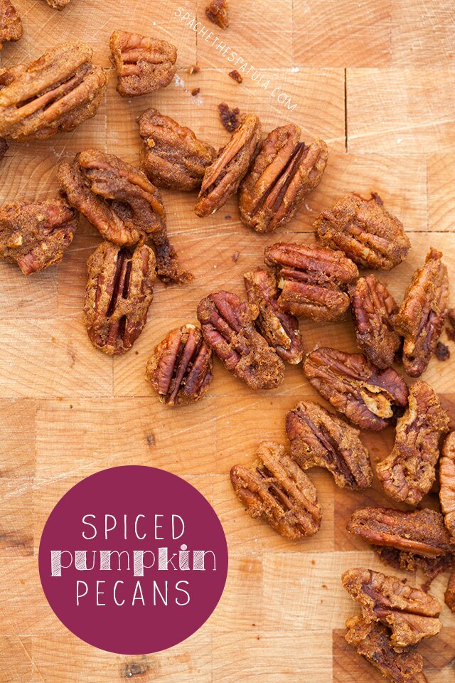 Spiced Pumpkin Pecans: super crunchy, and contain real pumpkin! | www.spachethespatula.com