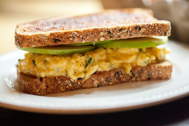 Cheddar and Apple Egg Sandwich | www.spachethespatula.com #recipe