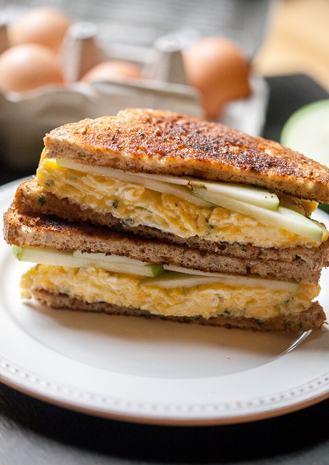 Cheddar and Apple Egg Sandwich | www.spachethespatula.com #recipe