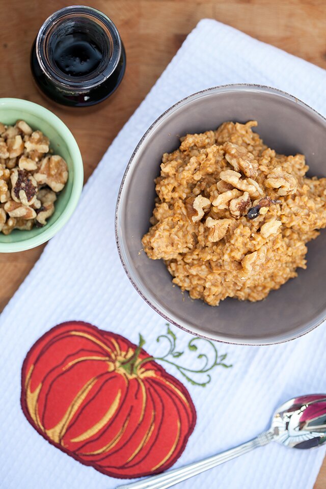 Pumpkin Pie Steel-Cut Oatmeal with Walnuts and Maple Syrup | www.spachethespatula.com #recipe