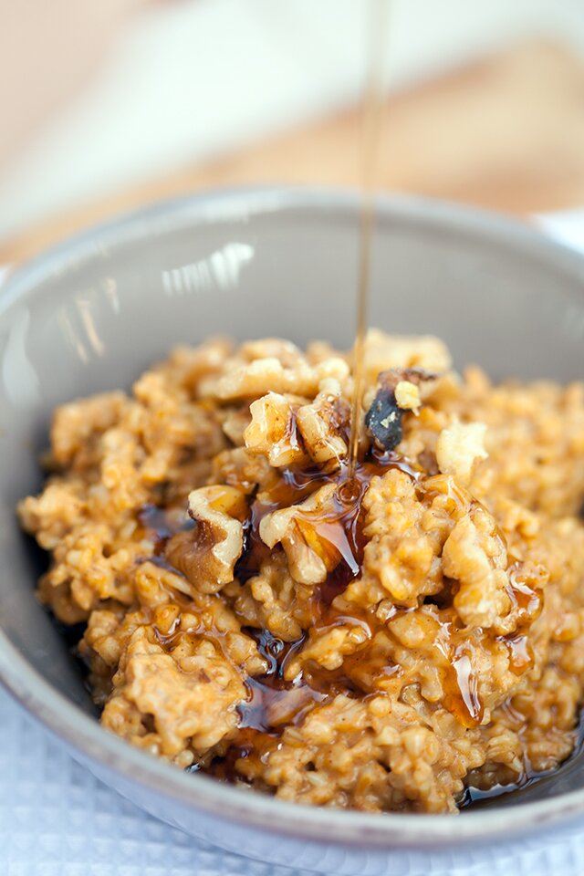 Pumpkin Pie Steel-Cut Oatmeal with Walnuts and Maple Syrup | www.spachethespatula.com #recipe