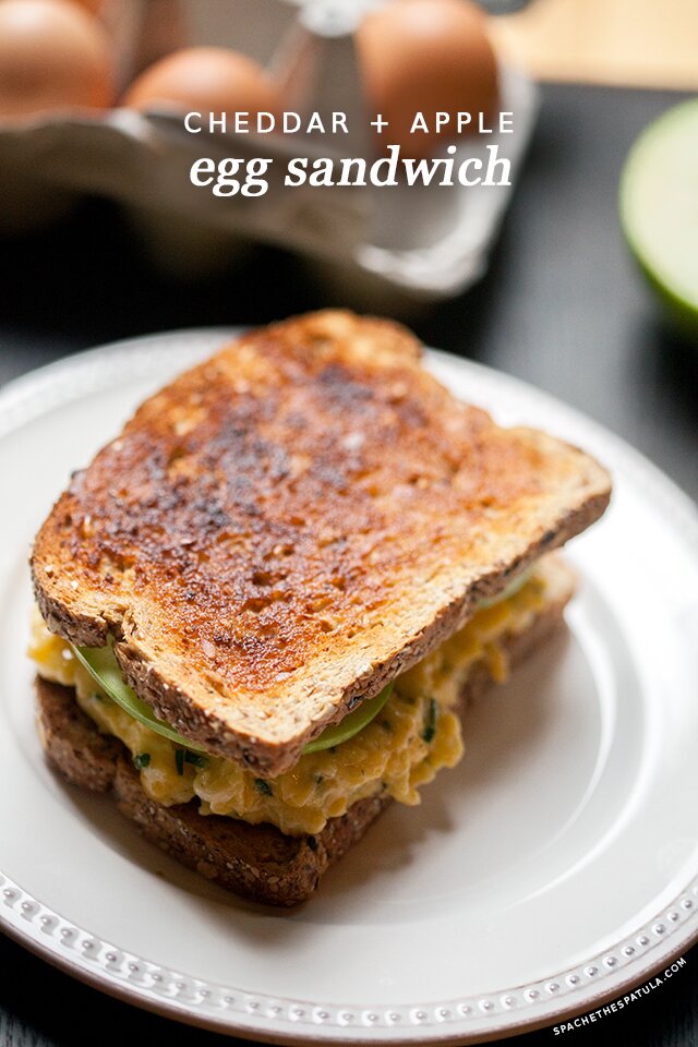 Cheddar and Apple Egg Sandwich | www.spachethespatula.com #recipe