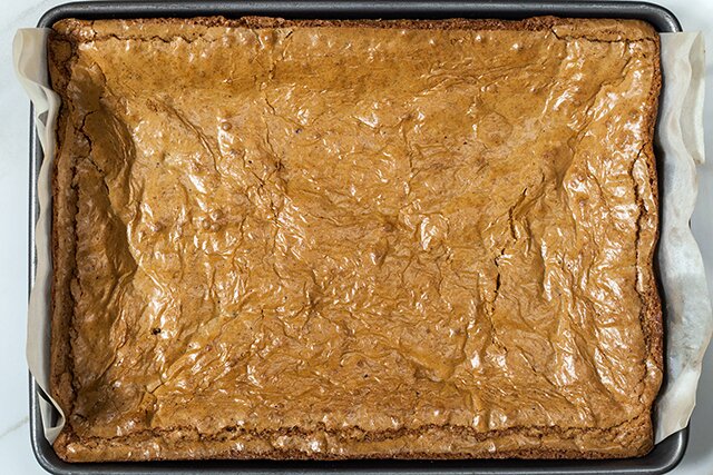 A flakey top and ooey-gooey inside make these caramely blondies totally irresistible! | www.spachethespatula.com