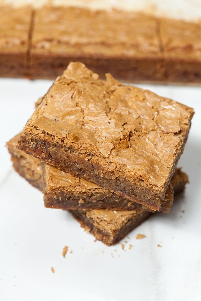 A flakey top and ooey-gooey inside make these caramely blondies totally irresistible! | www.spachethespatula.com