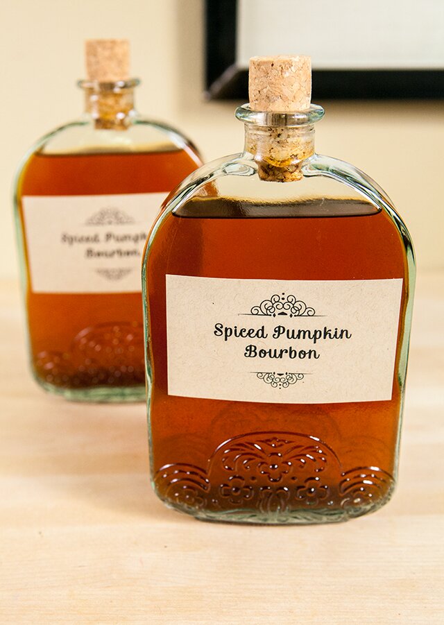 Spiced Pumpkin Bourbon: this DIY holiday gift is super easy & super delicious! | www.spachethespatula.com #recipe 