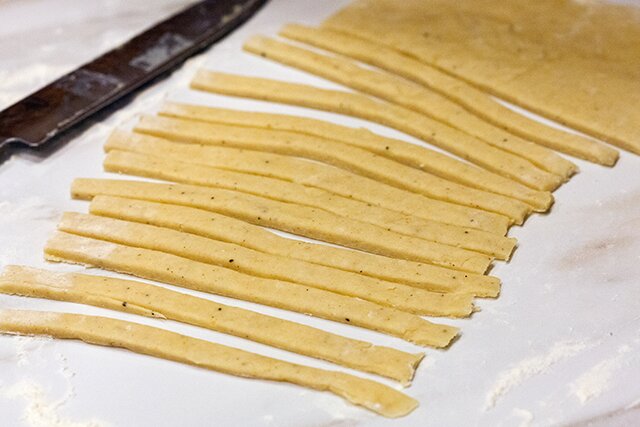 These buttery, crunchy crackers are so easy to make, and totally addictive! | www.spachethespatula.com