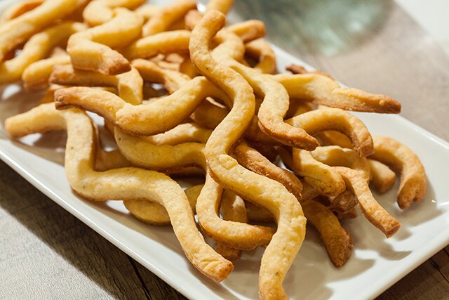 These buttery, crunchy crackers are so easy to make, and totally addictive! | www.spachethespatula.com