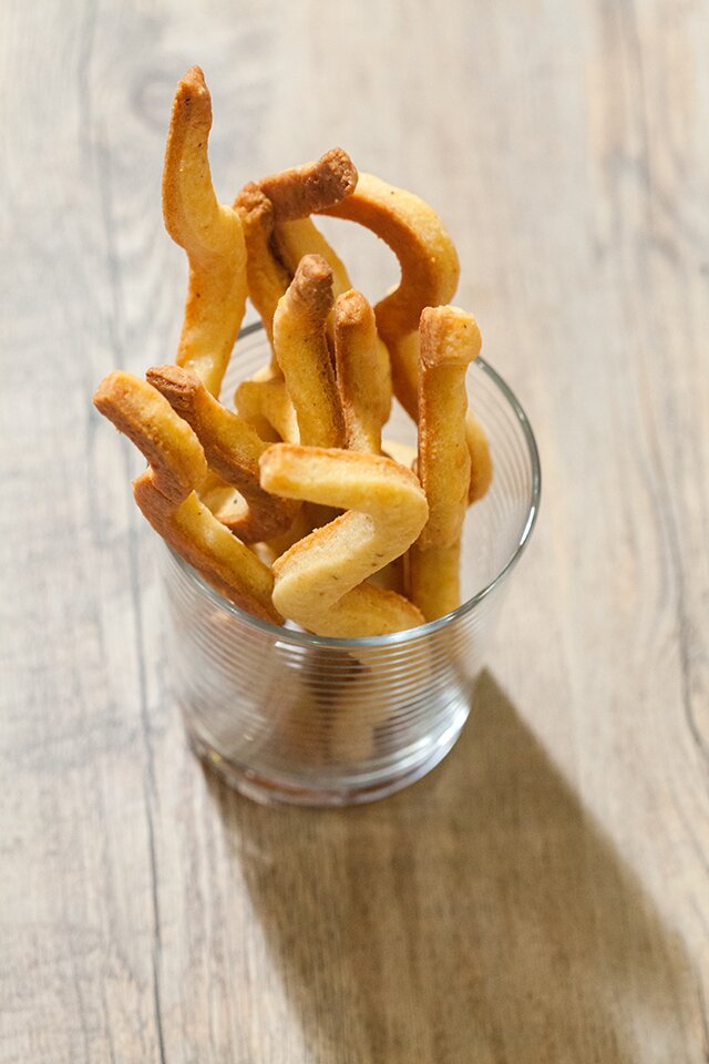 These buttery, crunchy crackers are so easy to make, and totally addictive! | www.spachethespatula.com