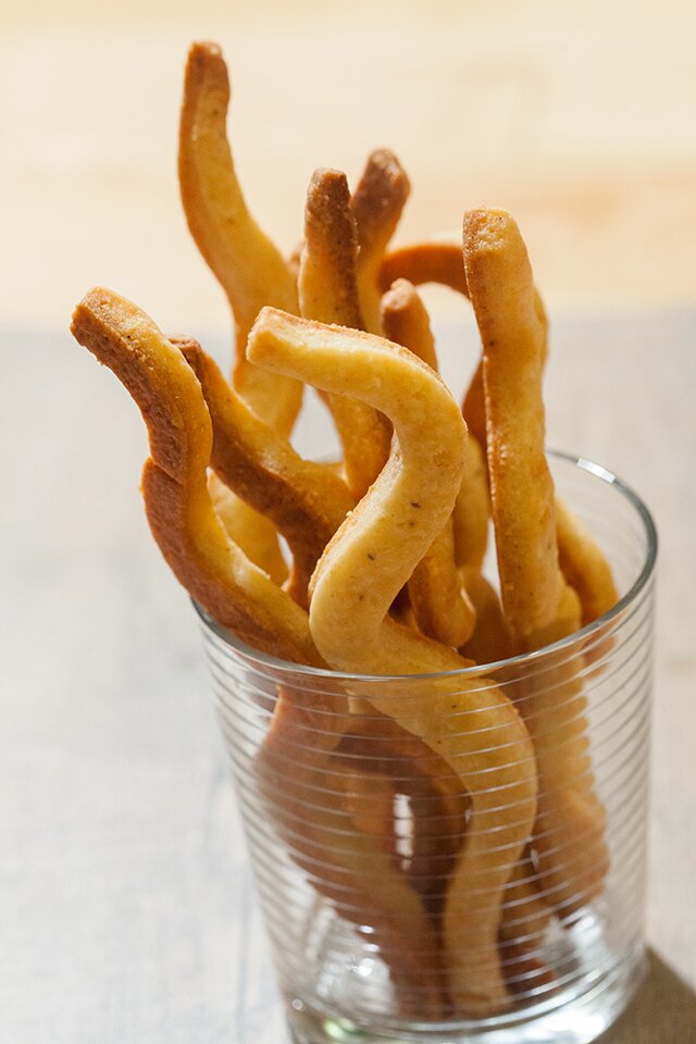 These buttery, crunchy crackers are so easy to make, and totally addictive! | www.spachethespatula.com