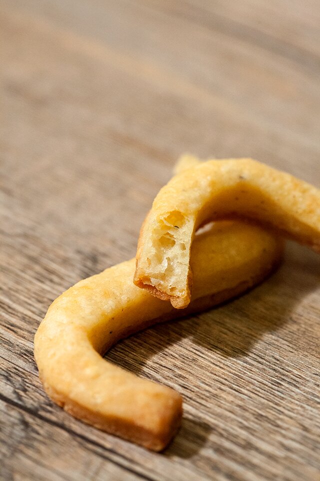 These buttery, crunchy crackers are so easy to make, and totally addictive! | www.spachethespatula.com