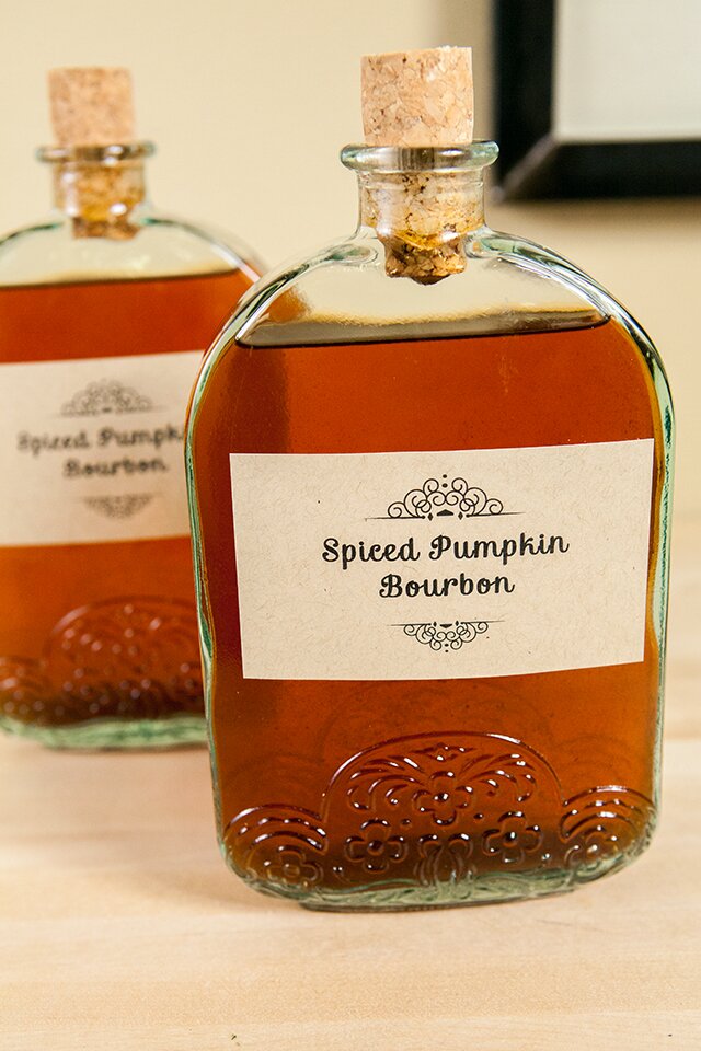 Spiced Pumpkin Bourbon: this DIY holiday gift is super easy & super delicious! | www.spachethespatula.com #recipe 