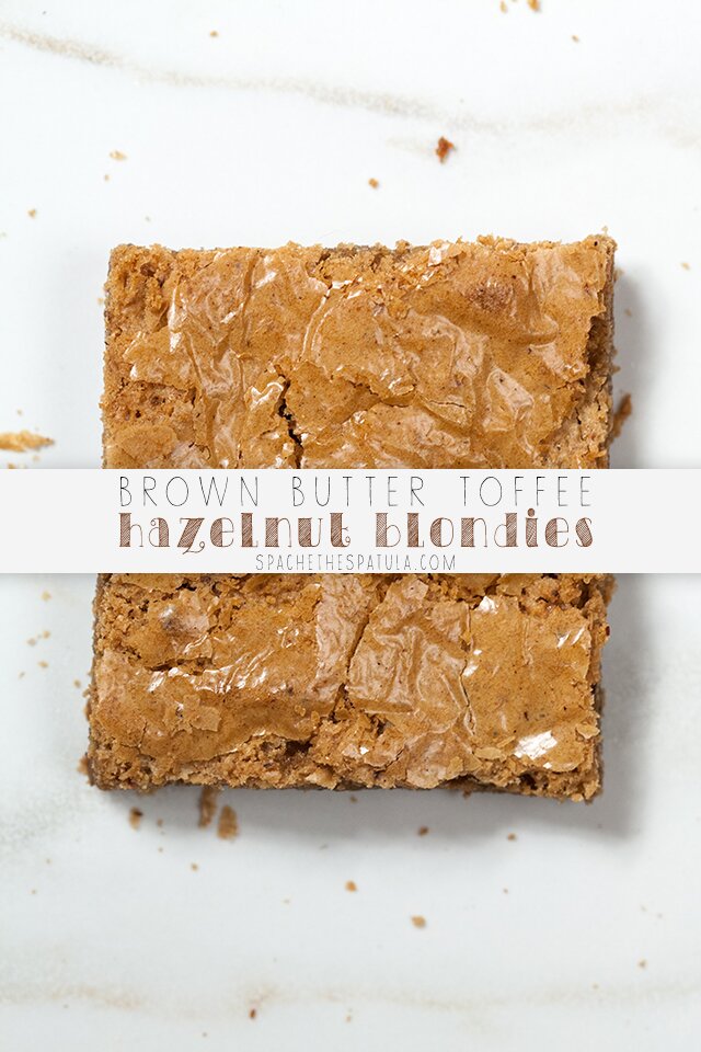 A flakey top and ooey-gooey inside make these caramely blondies totally irresistible! | www.spachethespatula.com