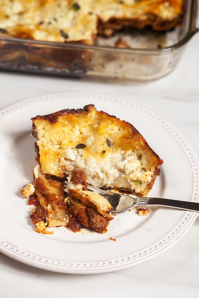 A feta bechamel, ground lamb, as el hangout, and dried apricots make this lasagna recipe extra special! | www.spachethespatula.com 