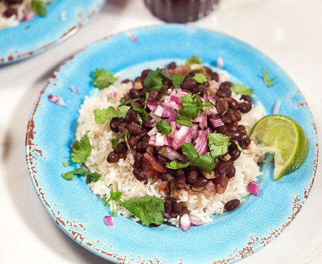 This recipe takes just 15 minutes and a few ingredients to make a completely vegan meal, that tastes anything but! | www.spachethespatula.com #recipe