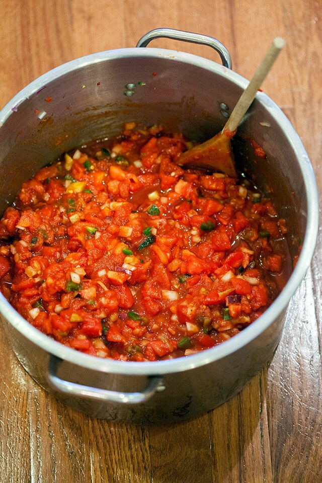 This is the best homemade salsa I've had, and it's super easy, and perfect for canning! | www.spachethespatula.com #recipe