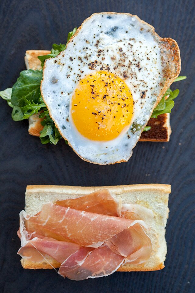 This a perfect simple, breakfast-y sandwich that you can eat anytime of day, and prepare in less than 10 minutes! | www.spachethespatula.com #recipe