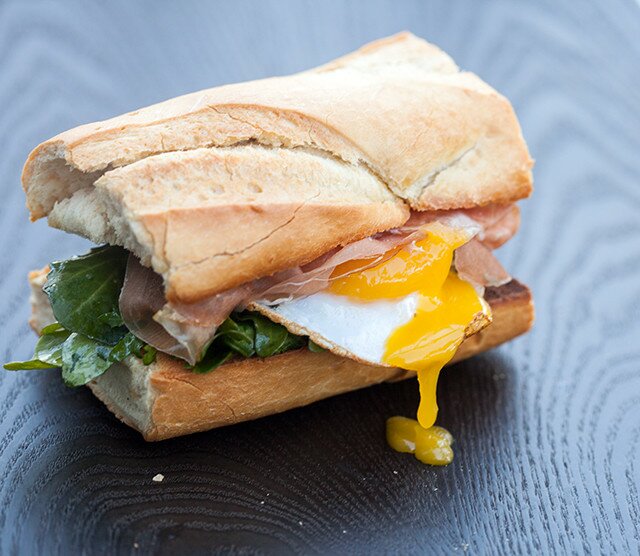 This a perfect simple, breakfast-y sandwich that you can eat anytime of day, and prepare in less than 10 minutes! | www.spachethespatula.com #recipe