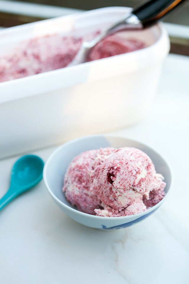 This ice cream is chock-full of red velvet cake crumbles churned into a creamy cheesecake-y base that mimics cream cheese frosting. It's divine. | www.spachethespatula.com #recipe