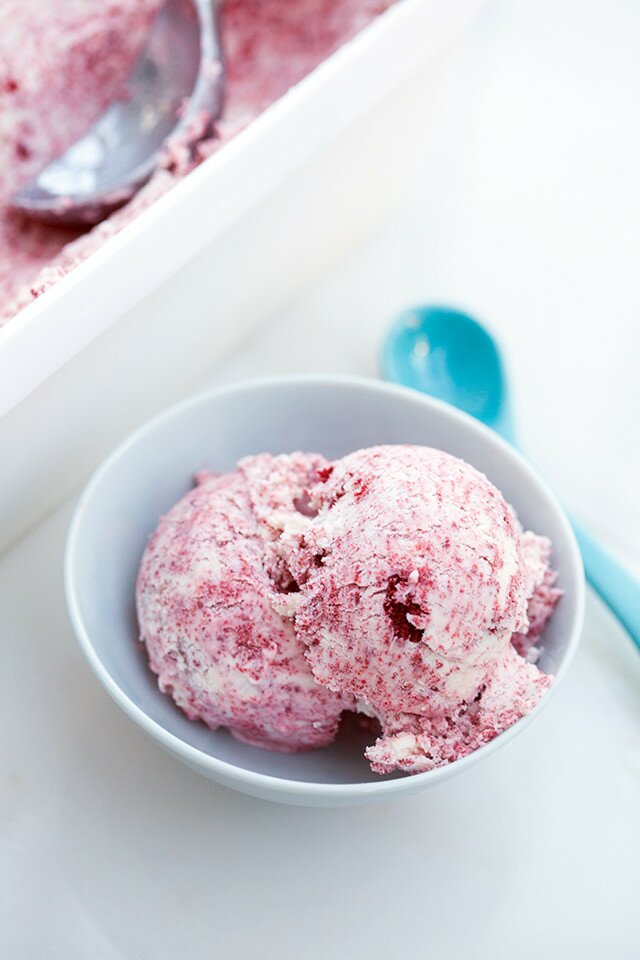 This ice cream is chock-full of red velvet cake crumbles churned into a creamy cheesecake-y base that mimics cream cheese frosting. It's divine. | www.spachethespatula.com #recipe