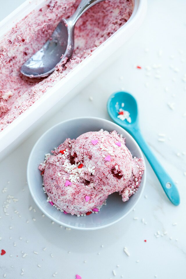 This ice cream is chock-full of red velvet cake crumbles churned into a creamy cheesecake-y base that mimics cream cheese frosting. It's divine. | www.spachethespatula.com #recipe