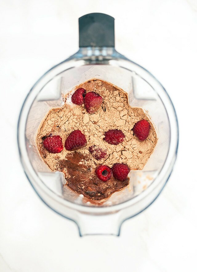 All the flavors of red velvet (and raspberries!), in a healthy and vegan shake! | www.spachethespatula.com #recipe