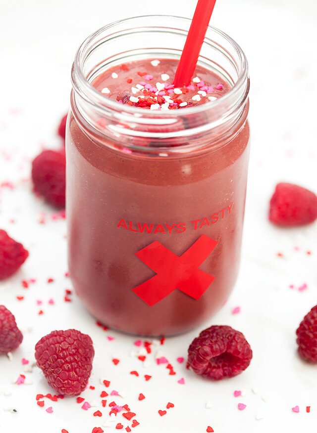 All the flavors of red velvet (and raspberries!), in a healthy and vegan shake! | www.spachethespatula.com #recipe