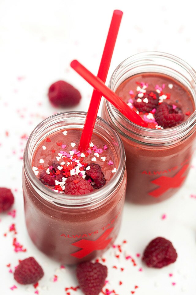 All the flavors of red velvet (and raspberries!), in a healthy and vegan shake! | www.spachethespatula.com #recipe