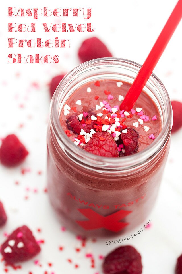 All the flavors of red velvet (and raspberries!), in a healthy and vegan shake! | www.spachethespatula.com #recipe