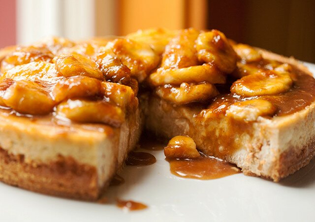 A Do-Si-Do Girl Scout cookie base, a peanut butter & banana cheesecake filling, and a bananas foster topping...it doesn't get any better than this folks! | www.spachethespatula.com #recipe