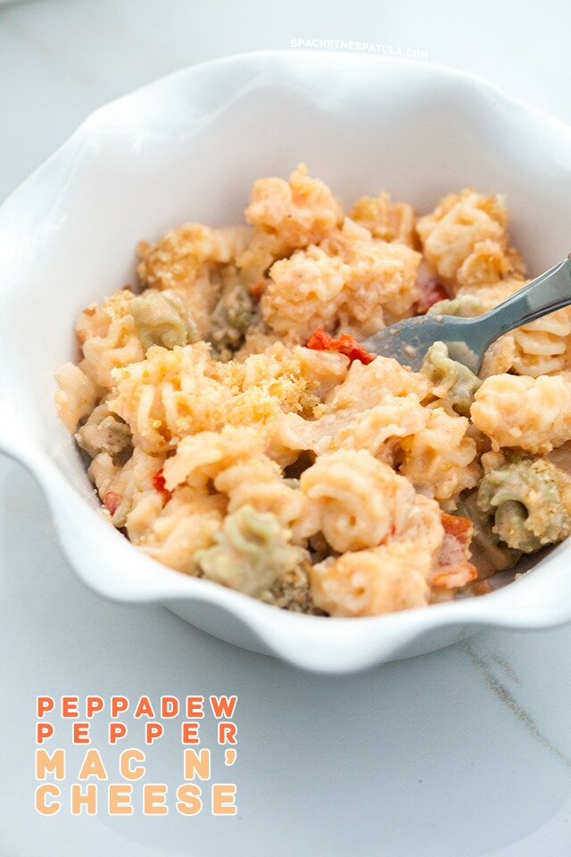 Creamy and delicious homemade mac n- cheese that has the flavor if pimiento cheese! | www.spachethespatula.com #recipe