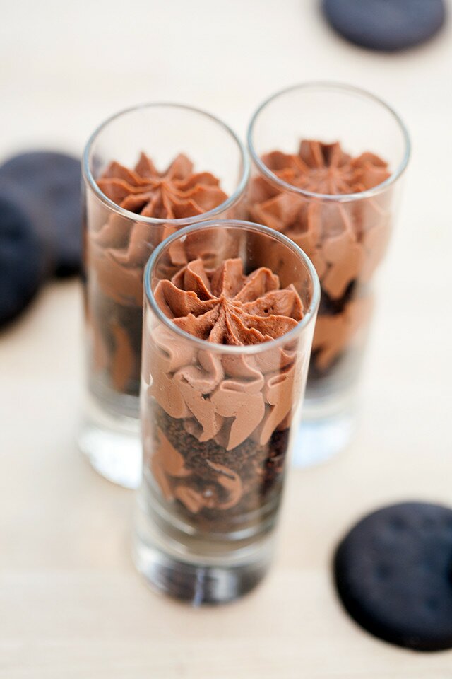 No-bake Thin Mint cheesecake in miniature parfait form! | www.spachethespatula.com #recipe