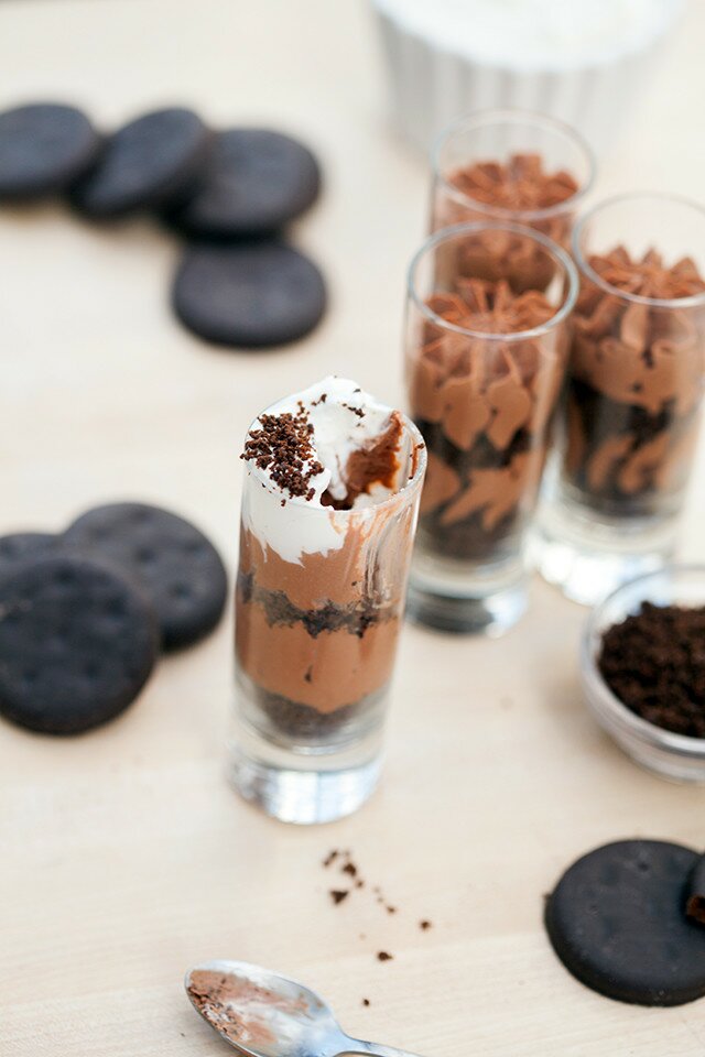 No-bake Thin Mint cheesecake in miniature parfait form! | www.spachethespatula.com #recipe